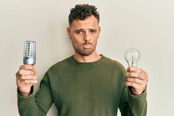 Ung Latinamerikansk Man Håller Glödlampa För Inspiration Och Idé Deprimerad — Stockfoto