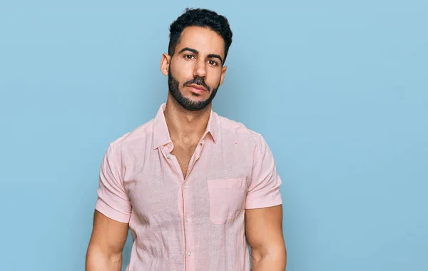 Homme Hispanique Avec Barbe Portant Une Chemise Décontractée Détendue Avec — Photo