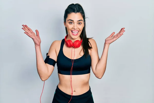 Menina Hispânica Jovem Vestindo Roupas Ginástica Usando Fones Ouvido Celebrando — Fotografia de Stock