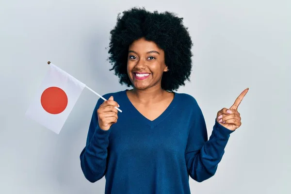 Jong Afrikaans Amerikaans Vrouw Houden Japans Vlag Glimlachen Gelukkig Wijzend — Stockfoto