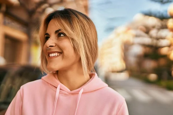 Jovem Loira Menina Esportiva Sorrindo Feliz Cidade — Fotografia de Stock