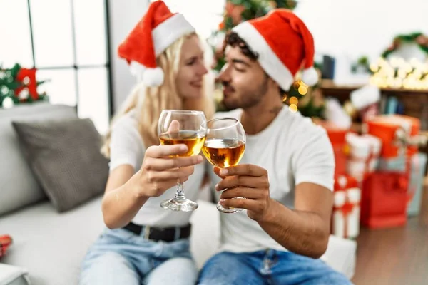 Junges Paar Lächelt Glücklich Mit Weihnachtsmütze Und Stößt Hause Mit — Stockfoto