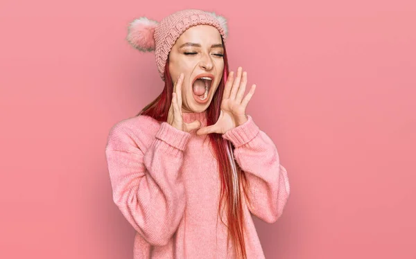 Mulher Caucasiana Jovem Vestindo Roupas Casuais Gorro Gritando Irritado Voz — Fotografia de Stock