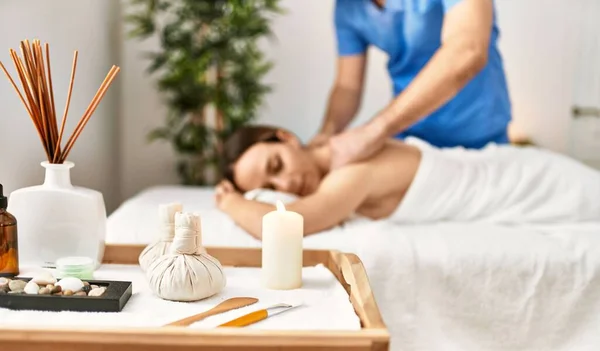 Jovem Mulher Relaxado Reciving Volta Massagem Centro Beleza — Fotografia de Stock