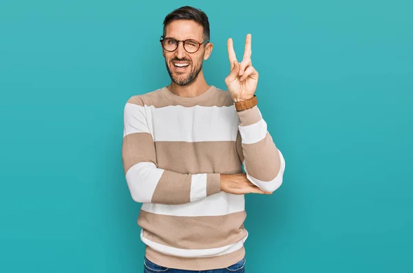 Homem Bonito Com Barba Vestindo Roupas Casuais Óculos Sorrindo Com — Fotografia de Stock