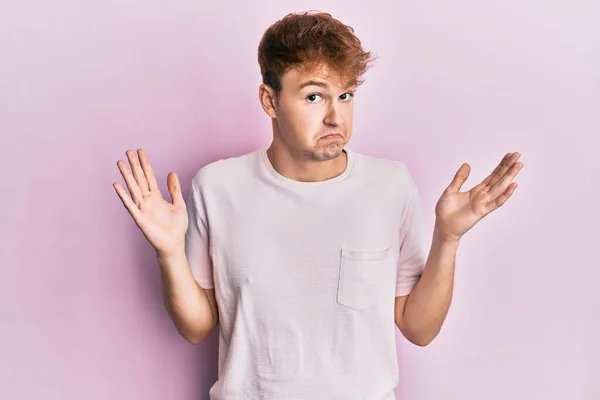 Junger Kaukasischer Mann Lässigem Shirt Ahnungslos Und Verwirrt Mit Offenen — Stockfoto