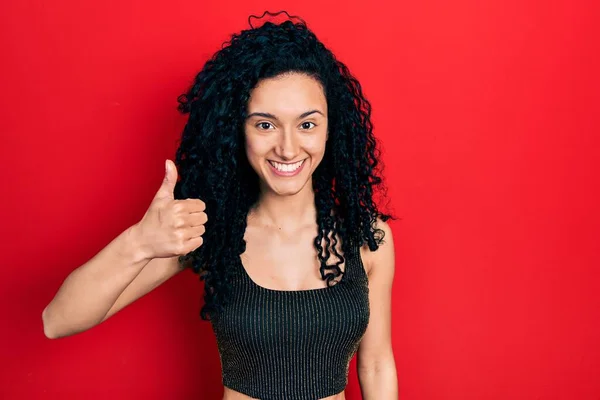 Ung Latinamerikansk Kvinna Med Lockigt Hår Avslappnad Stil Med Ärmlös — Stockfoto