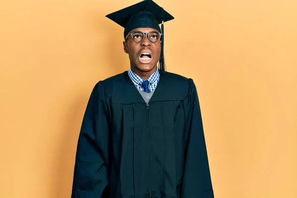Mladý Africký Američan Oblečený Maturitní Čepici Slavnostním Županu Vztekle Šíleně — Stock fotografie