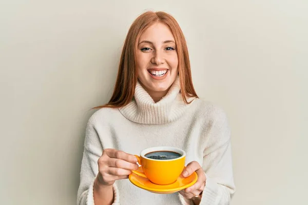 Młoda Irlandka Pije Filiżankę Kawy Uśmiecha Się Śmieje Głośno Śmieszny — Zdjęcie stockowe