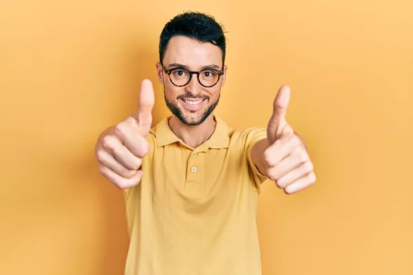 Junger Hispanischer Mann Lässiger Kleidung Und Brille Der Zustimmend Positive — Stockfoto