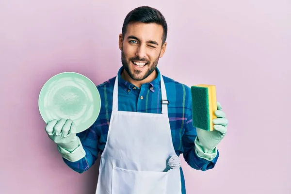 Junger Hispanischer Mann Kittelschürze Der Mit Einem Augenzwinkern Die Kamera — Stockfoto