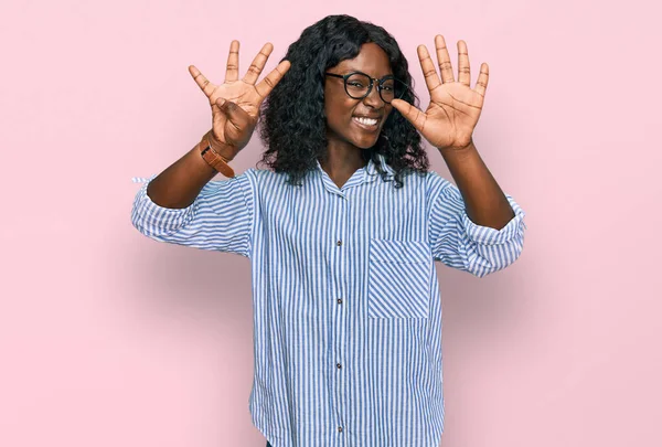 Красива Африканська Молода Жінка Повсякденному Одязі Окулярах Показуючи Вказуючи Пальцями — стокове фото