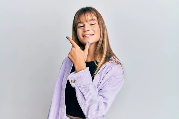 Teenager Caucasian Girl Wearing Casual Clothes Smiling Cheerful Pointing Hand — ストック写真