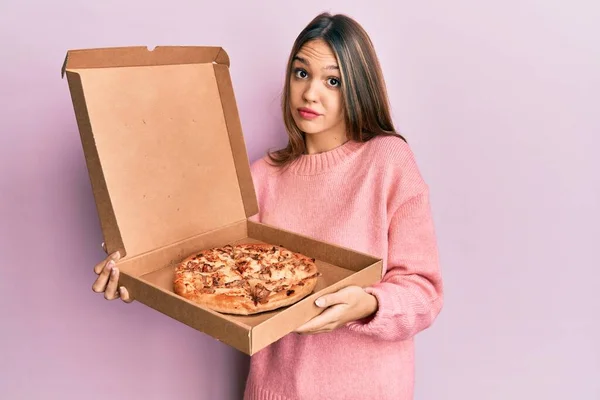 Mladá Brunetka Drží Italskou Pizzu Skeptickou Nervózní Mračí Kvůli Problému — Stock fotografie