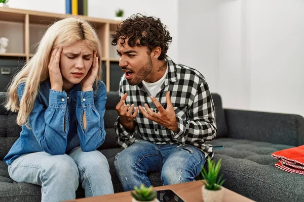 Jong Stel Zit Bank Thuis Discussiëren — Stockfoto