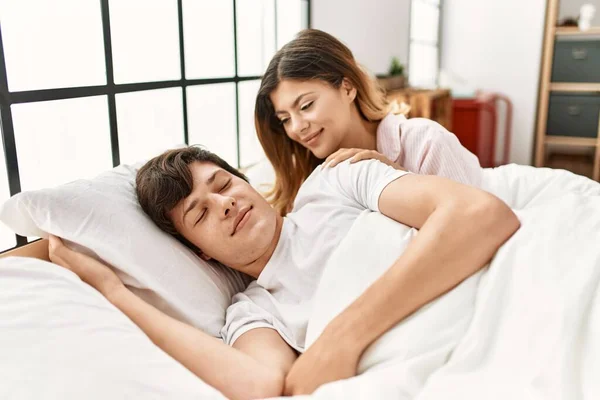 Young Caucasian Woman Smiling Happy Waking Her Boyfriend Lying Bed — Stock Photo, Image