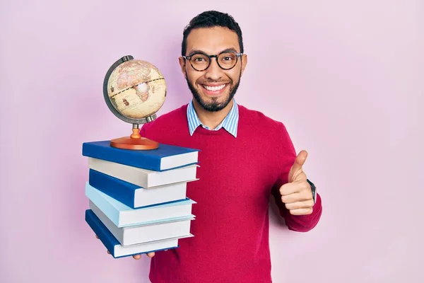 Homem Hispânico Com Barba Professor Geografia Sorrindo Feliz Positivo Polegar — Fotografia de Stock