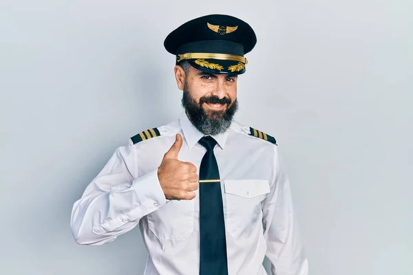 Jonge Spaanse Man Vliegtuigpilotenuniform Die Graag Duimen Opsteekt Met Hand — Stockfoto