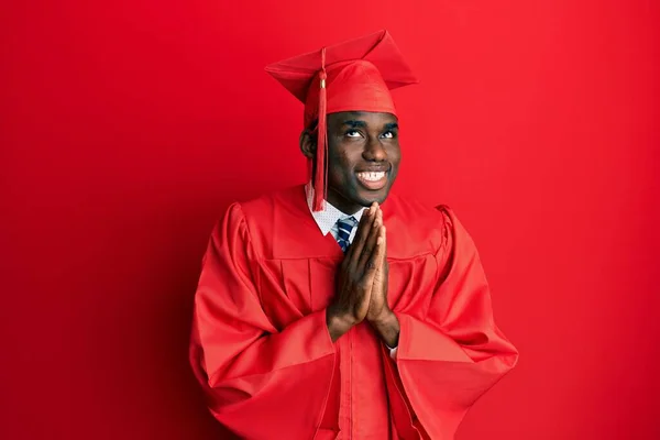 Genç Afro Amerikalı Adam Mezuniyet Şapkası Tören Cübbesi Takıyor Elleriyle — Stok fotoğraf