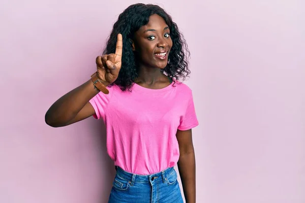 Belle Jeune Femme Africaine Portant Shirt Rose Décontracté Souriant Avec — Photo