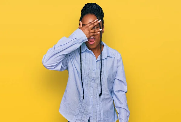 Jovem Afro Americana Vestindo Roupas Casuais Espreitando Choque Cobrindo Rosto — Fotografia de Stock