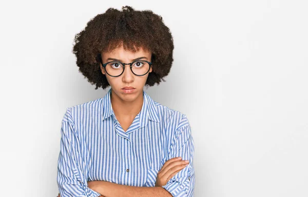 Giovane Ragazza Ispanica Indossa Camicia Lavoro Occhiali Scettico Nervoso Espressione — Foto Stock