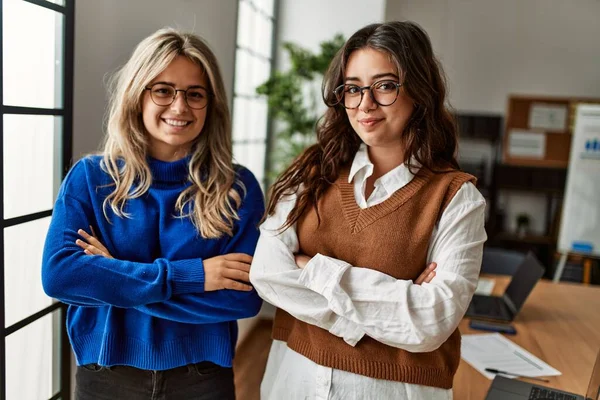 Dos Trabajadoras Negocios Sonriendo Felices Pie Con Los Brazos Cruzados —  Fotos de Stock