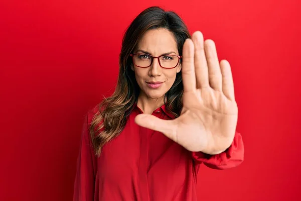 Mladá Latinská Žena Neformálním Oblečení Brýlích Přestane Zpívat Dlaní Ruky — Stock fotografie