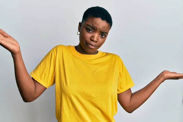 Mladá Afroameričanka Neformálním Žlutém Tričku Bezradná Zmatená Otevřenou Náručí Bez — Stock fotografie