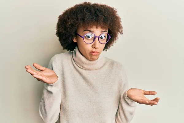 Menina Hispânica Jovem Vestindo Roupas Casuais Óculos Sem Noção Confundido — Fotografia de Stock