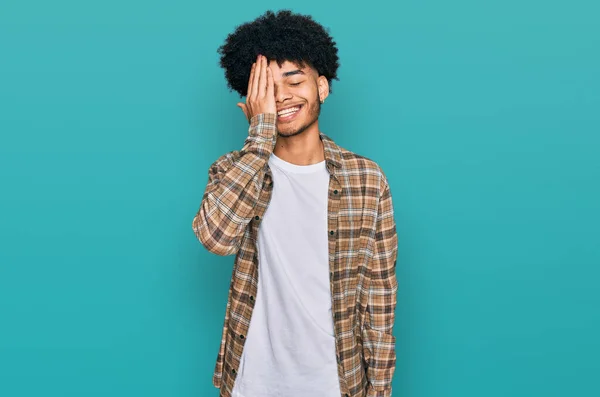 Jovem Americano Africano Com Cabelo Afro Vestindo Roupas Casuais Cobrindo — Fotografia de Stock