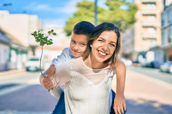 Adorable Mother Son Smiling Happy Piggyback City — Stock Photo, Image