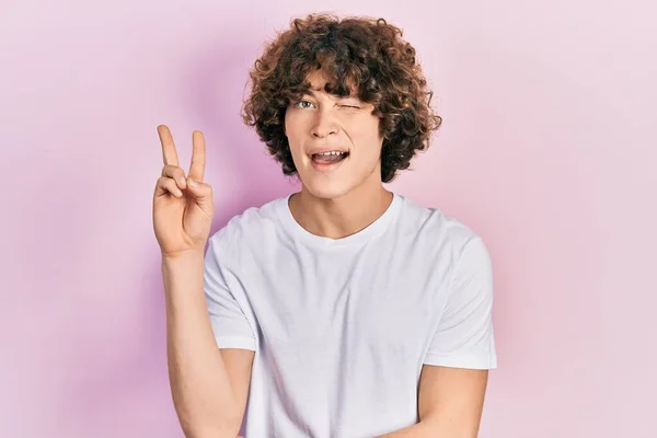 Guapo Joven Con Camiseta Blanca Casual Sonriendo Con Cara Feliz — Foto de Stock