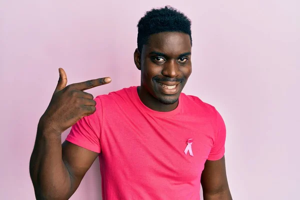 Hombre Negro Guapo Con Cinta Cáncer Rosa Unido Camisa Señalando —  Fotos de Stock