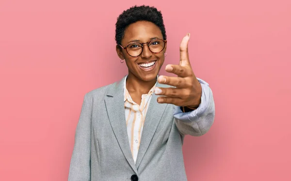 Joven Mujer Afroamericana Vistiendo Ropa Negocios Sonriente Amable Ofreciendo Apretón —  Fotos de Stock