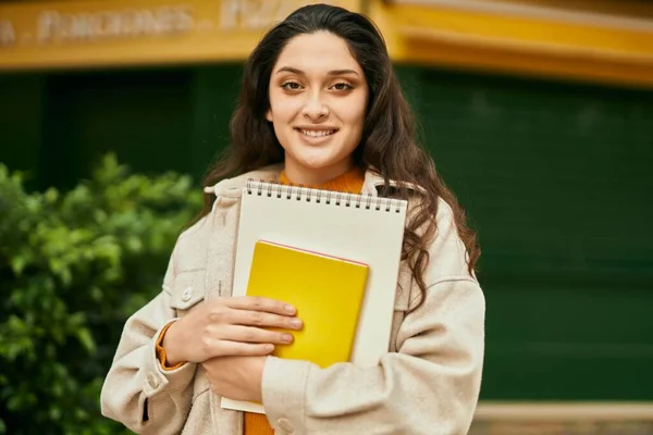 Jonge Midden Oosten Student Vrouw Glimlachend Gelukkig Vasthouden Boek Stad — Stockfoto