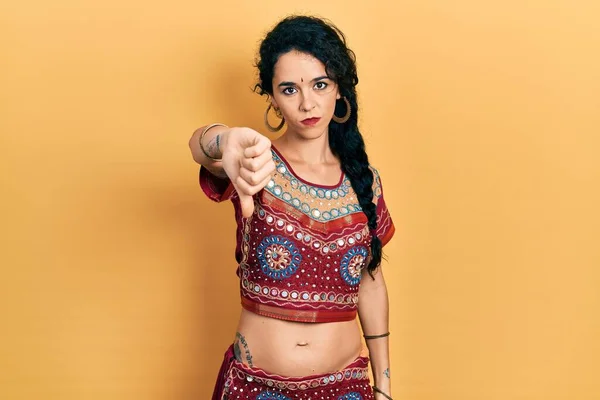 Egy Fiatal Bindi Bollywood Ruhát Visel Boldogtalannak Dühösnek Tűnik Elutasítást — Stock Fotó