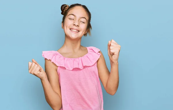 Schönes Brünettes Kleines Mädchen Rosa Sommerhemd Sehr Glücklich Und Aufgeregt — Stockfoto