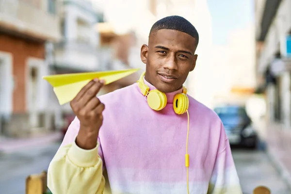 Fiatal Afro Amerikai Férfi Használja Fülhallgató Tartó Papír Repülőgép Városban — Stock Fotó