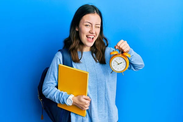 Junge Brünette Studentin Mit Blinzelndem Wecker Und Sexy Gesichtsausdruck Fröhlichem — Stockfoto