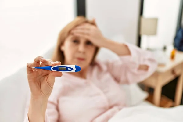 Mujer Rubia Mediana Edad Que Mide Temperatura Sosteniendo Termómetro Acostado —  Fotos de Stock