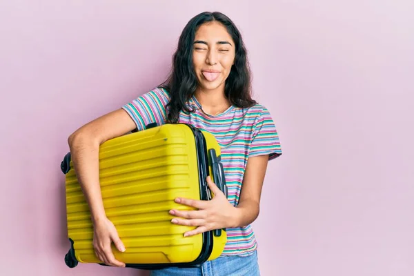 Hispánský Teenager Dívka Chrup Rovnátka Držení Kabiny Taška Vystrkování Jazyk — Stock fotografie