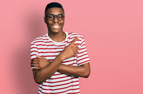 Joven Afroamericano Con Camiseta Casual Gafas Con Una Gran Sonrisa —  Fotos de Stock