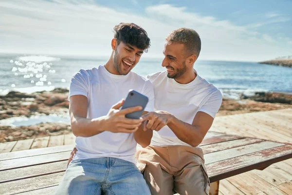 Unga Homosexuella Par Ler Glada Med Smartphone Stranden — Stockfoto