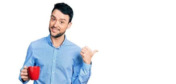 Hispanischer Mann Mit Bart Trinkt Eine Tasse Kaffee Und Zeigt — Stockfoto