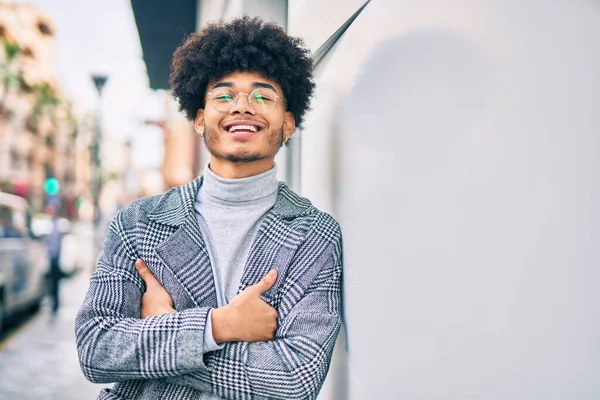 Giovane Uomo Affari Afroamericano Sorridente Felice Piedi Alla Città — Foto Stock