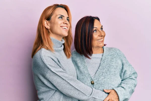 Latijnse Moeder Dochter Die Casual Kleren Dragen Die Van Ene — Stockfoto