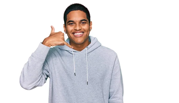 Ein Junger Gutaussehender Hispanischer Mann Lässigem Sweatshirt Lächelt Und Macht — Stockfoto