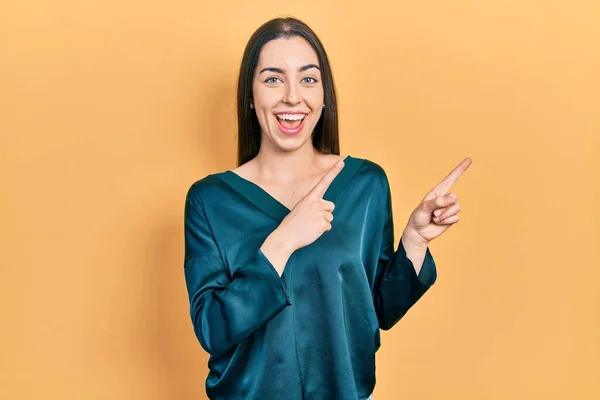 Hermosa Mujer Con Ojos Azules Vistiendo Elegante Camisa Sonriendo Mirando —  Fotos de Stock