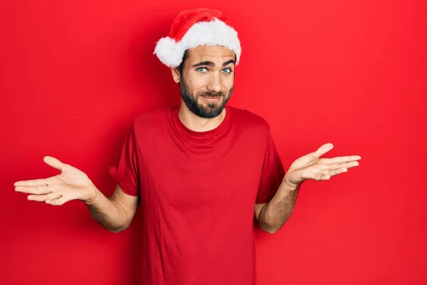 Joven Hombre Hispano Con Sombrero Navidad Sin Idea Expresión Confusa — Foto de Stock